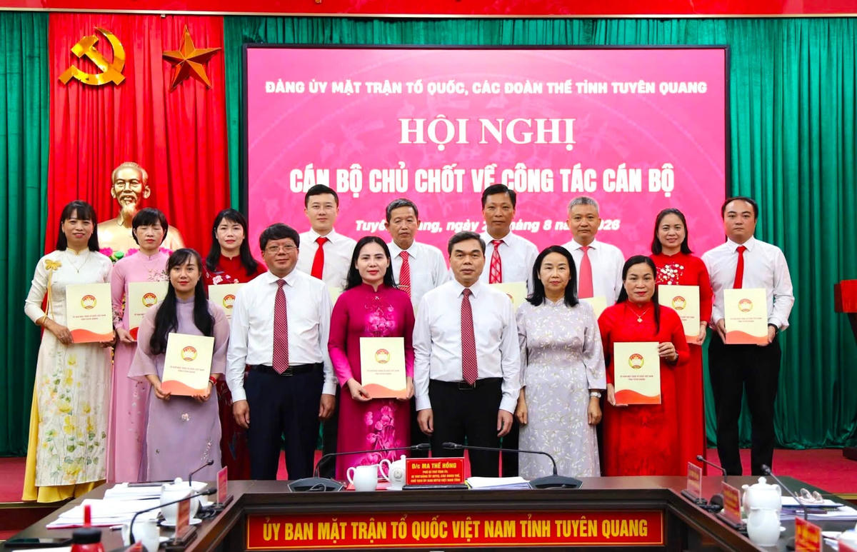 Ông Ma Thế Hồng, Phó Bí thư Tỉnh ủy, Chủ tịch Ủy ban MTTQ Việt Nam tỉnh Tuyên Quang trao quyết định thành lập cho các chi bộ trực thuộc Đảng bộ MTTQ, các đoàn thể tỉnh. Ảnh: MTTQ.