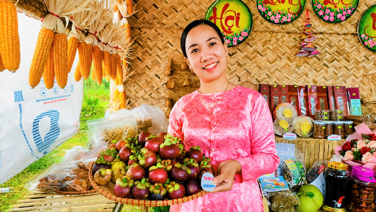 Những sản phẩm trái cây tại làng cổ Lộc Yên. Ảnh: Chí Đại.