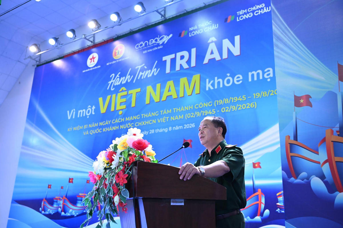 Thiếu tướng Đoàn Xuân Bộ - Tổng biên tập Báo Quân đội nhân dân phát biểu khai mạc chương trình. Ảnh: Hoàng Khánh