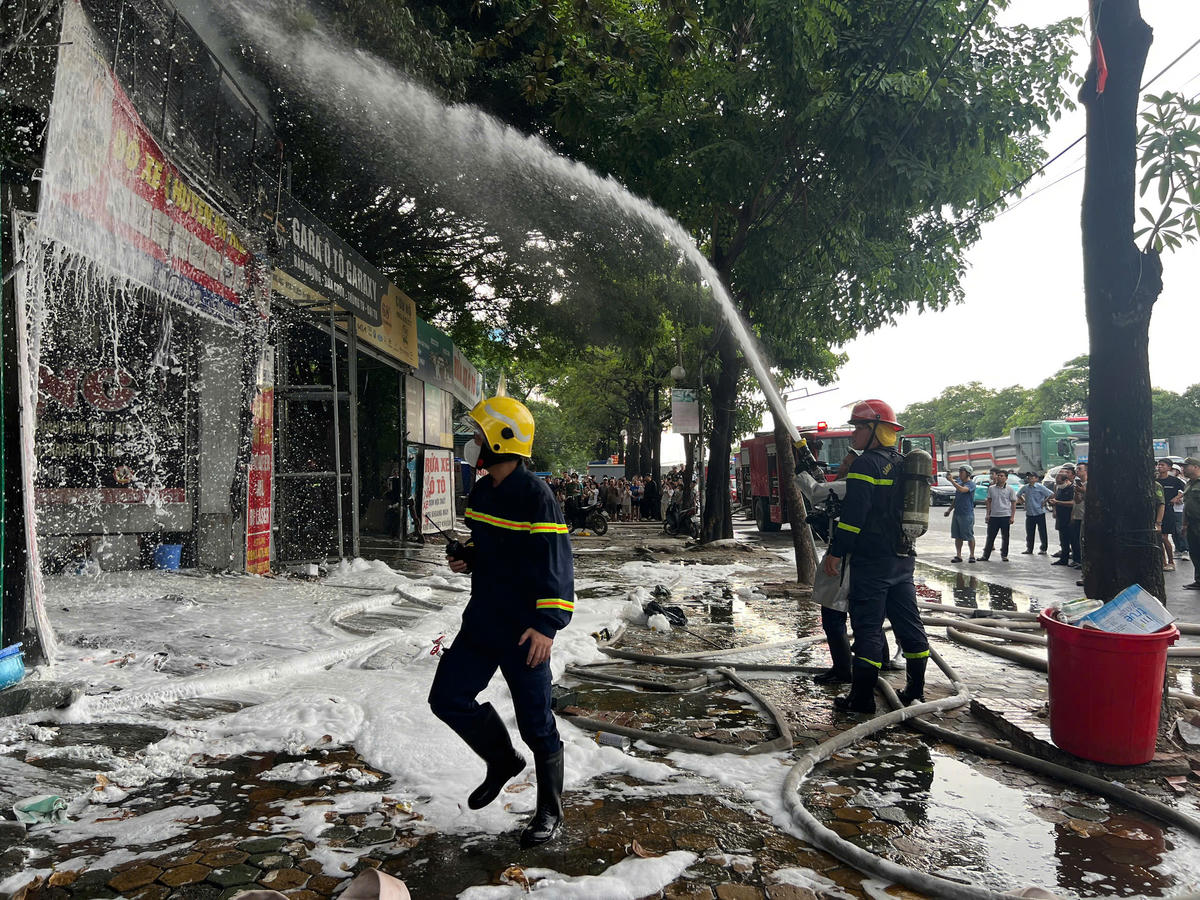 Hà Nội: Cháy lớn tại gara ô tô, cột khói đen cao hàng chục mét