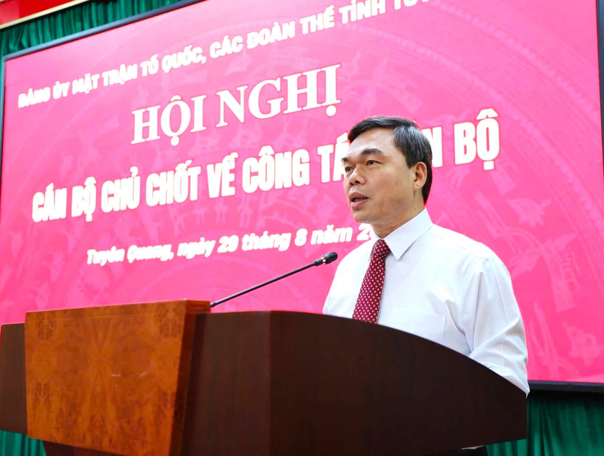 Ông Ma Thế Hồng, Phó Bí thư Tỉnh ủy, Chủ tịch Ủy ban MTTQ Việt Nam tỉnh, Bí thư Đảng ủy MTTQ, các đoàn thể tỉnh Tuyên Quang phát biểu tại hội nghị. Ảnh: MTTQ.