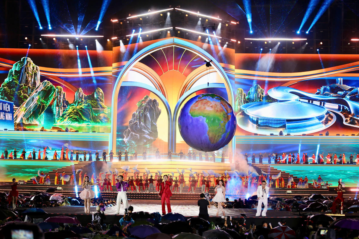 Concert "Quảng Ninh - Thành phố rạng rỡ tương lai" xác lập kỷ lục Việt Nam