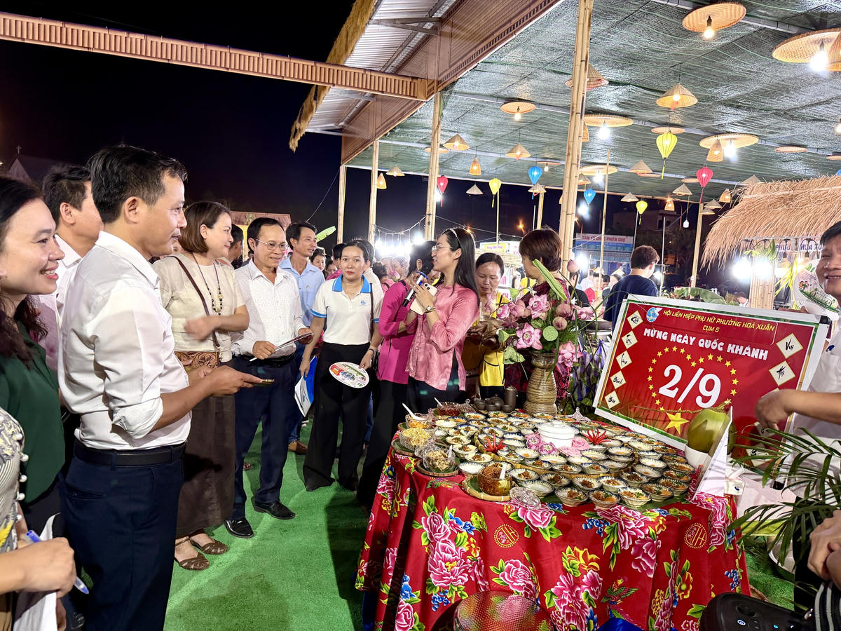 Hấp dẫn “Đấu trường bánh bèo” tại “Chợ phiên Làng trong phố”