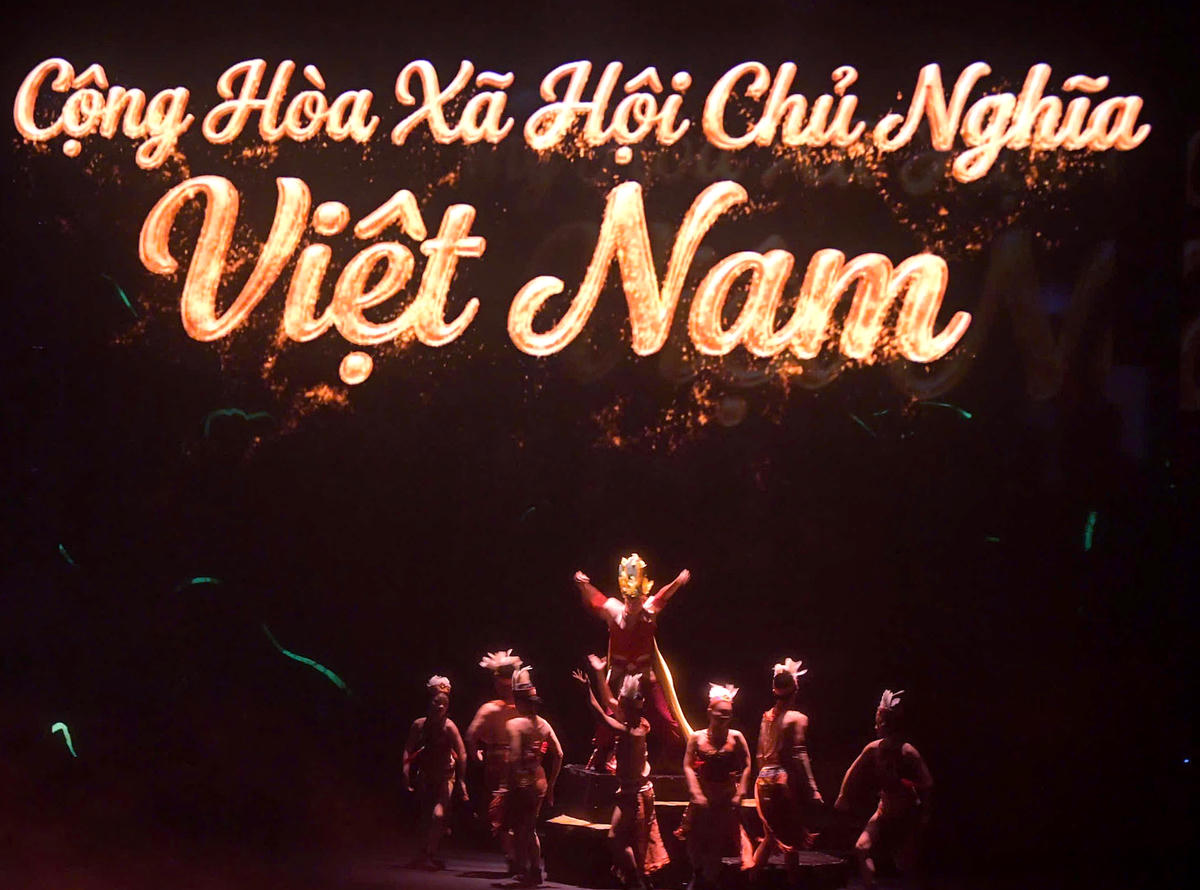 Không gian nghệ thuật “Sao Độc lập” năm 2026 được dàn dựng công phu, kết hợp âm nhạc, ánh sáng và công nghệ trình diễn hiện đại, tạo nên những khoảnh khắc giàu cảm xúc. 