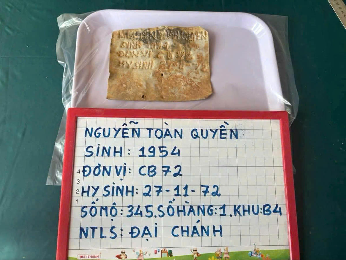 Thông tin về di vật được tìm thấy tại mộ tại nghĩa trang liệt sĩ Đại Chánh. Ảnh: QS.