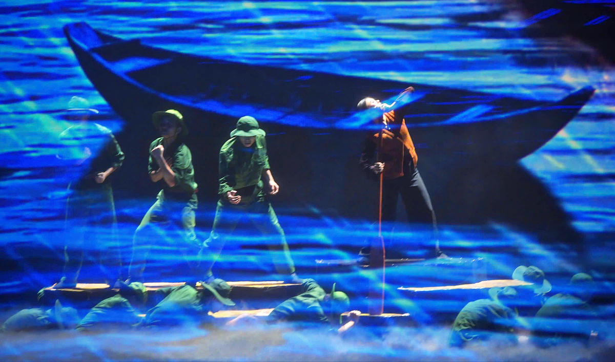 Công nghệ hologram, laser, LED 3D được kết hợp hài hòa trong chương trình, góp phần tăng sức hấp dẫn và chiều sâu biểu đạt của các tiết mục.