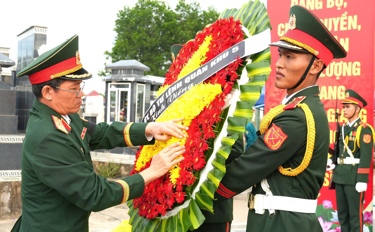 Thiếu tướng Lương Đình Chung, Bí thư Đảng ủy, Chính ủy Quân khu 5 dâng hoa, dâng hương tri ân các Anh hùng liệt sĩ. Ảnh: QS.