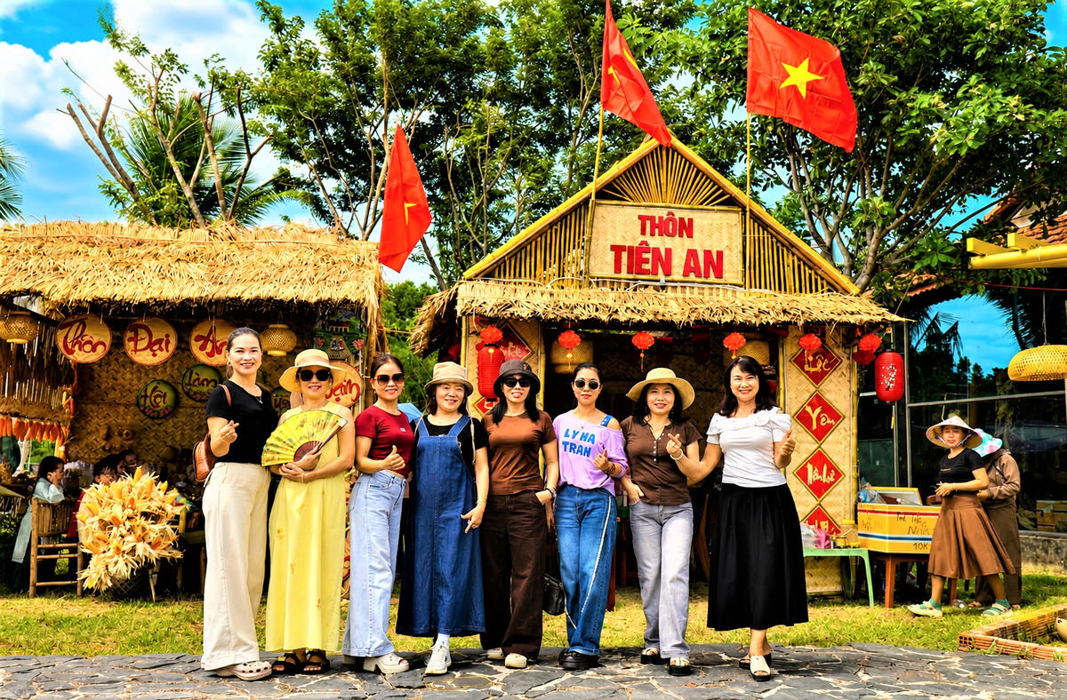 Du khách check in tại gian hàng chợ quê của thôn Tiên An, xã Thạnh Bình. Ảnh: Chí Đại.