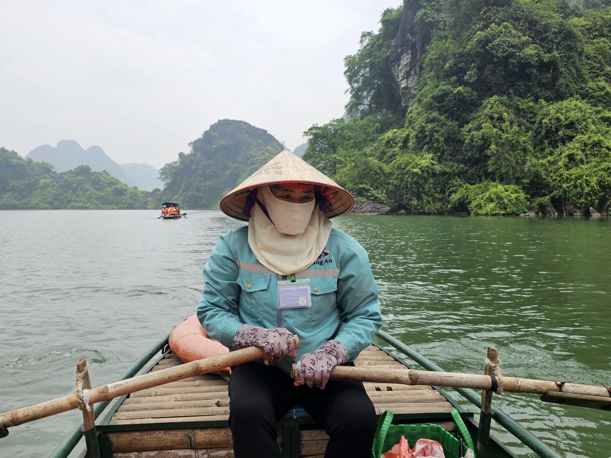 Bà Ngô Thị Chiều có gần 20 năm gắn bó với nghề lái đò ở Tràng An. Ảnh: Đình Minh