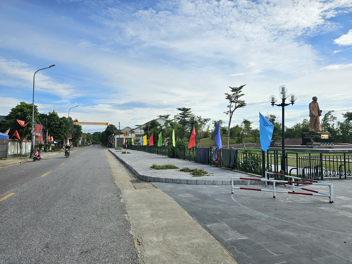 Theo đại diện UBND xã Kim Liên, để chào mừng Kỷ niệm 81 năm Quốc Khánh nước Cộng hòa xã hội chủ nghĩa Việt Nam đồng thời đón Lễ giỗ Chủ tịch Hồ Chí Minh lần thứ 57, thực hiện chỉ đạo của UBND tỉnh Nghệ An, lãnh đạo xã đã yêu cầu các xóm thực hiện công tác vệ sinh môi trường, chỉnh trang đường làng ngõ xóm cùng với treo cờ Tổ quốc. "Trong hôm nay cũng như 2 ngày tới, xã tiếp tục kiểm tra và đôn đốc thường xuyên", đại diện UBND xã Kim Liên cho biết.