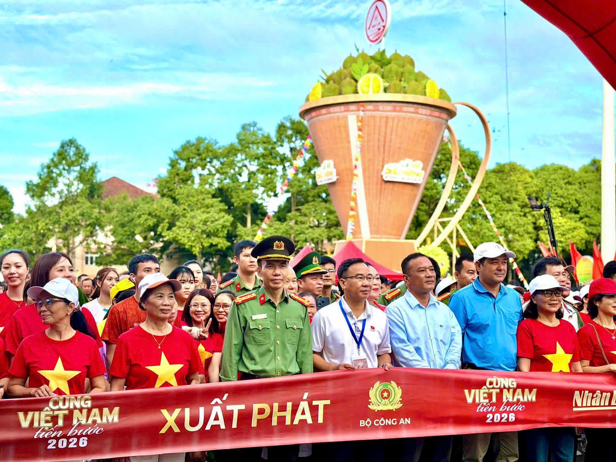 Lãnh đạo tỉnh tham gia lễ chào cờ. Ảnh: CL.