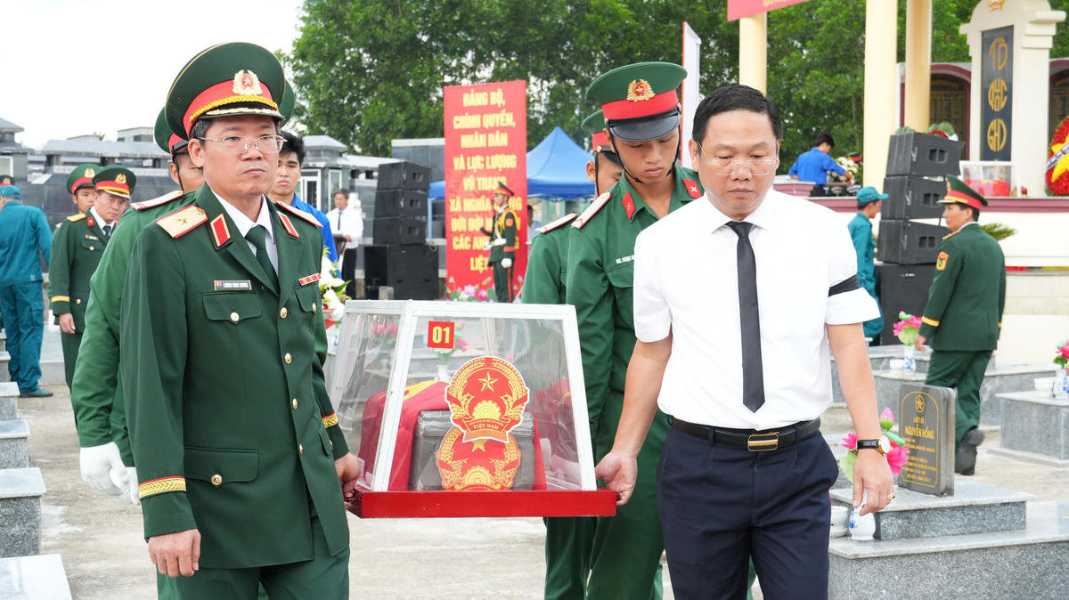 Ông Nguyễn Công Hoàng, (bên phải), Phó Chủ tịch UBND tỉnh Quảng Ngãi và Thiếu tướng Lương Đình Chung, Bí thư Đảng ủy, Chính ủy Quân khu 5 đưa hài cốt liệt sĩ về nơi an táng tại Nghĩa trang liệt sĩ thôn An Hội Bắc 1. Ảnh: QS.