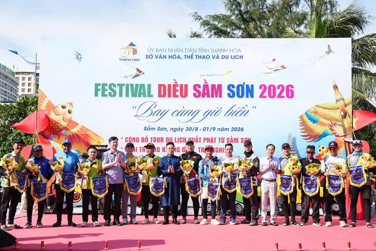 Phó Chủ tịch UBND tỉnh Đầu Thanh Tùng và lãnh đạo Sở VH-TT-DL tặng cờ lưu niệm cho đại diện các CLB tham dự festival. Ảnh: Duy Tính