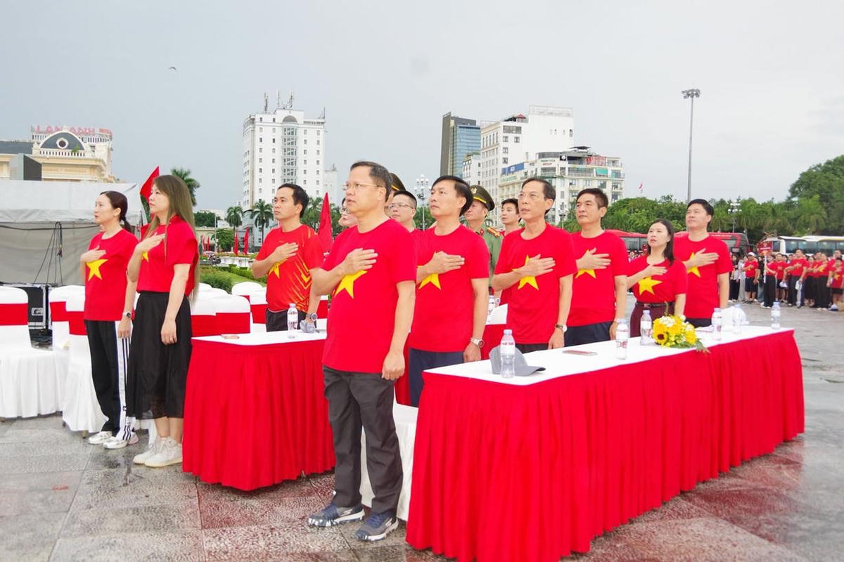 Các đại biểu thực hiện nghi thức chào cờ, hát Quốc ca tại Thanh Hóa. Ảnh: Anh Tuấn