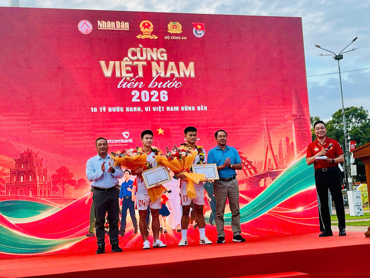 Lãnh đạo tỉnh Đắk Lắk trao Bằng khen của Chủ tịch UBND tỉnh cho hai cầu thủ Phan Tuấn Tài và Phạm Gia Hưng. Ảnh: Ảnh: CL.