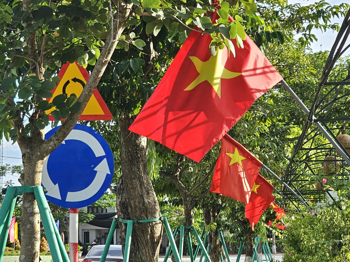 Cờ đỏ sao vàng bay phấp phới trên quê Bác những ngày cuối tháng Tám. 