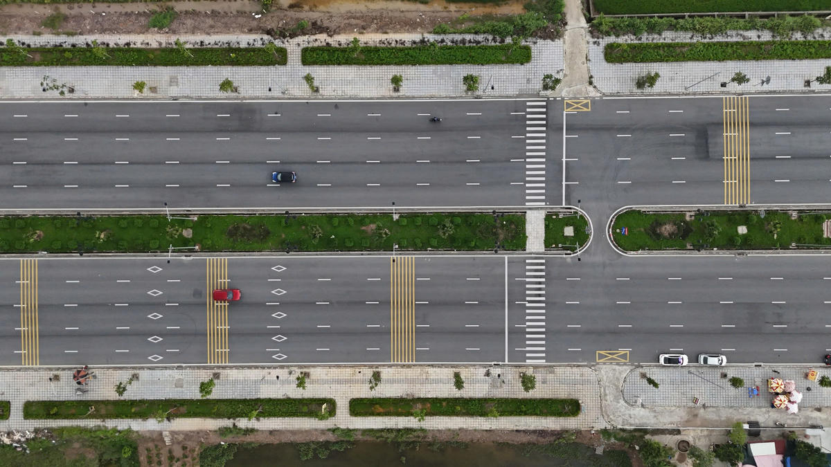 Đường được thiết kế 8 làn xe, vận tốc tối đa 100 km/h; đi qua địa bàn 12 phường xã phía nam sông Đào của tỉnh Ninh Bình, kết nối với vùng biển phía đông của tỉnh. Ảnh: Duy Hưng.