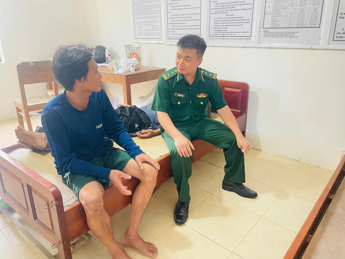 Các ngư dân gặp nạn được cán bộ, chiến sĩ Đồn Biên phòng bố trí nơi ăn nghỉ. Ảnh:BP.
