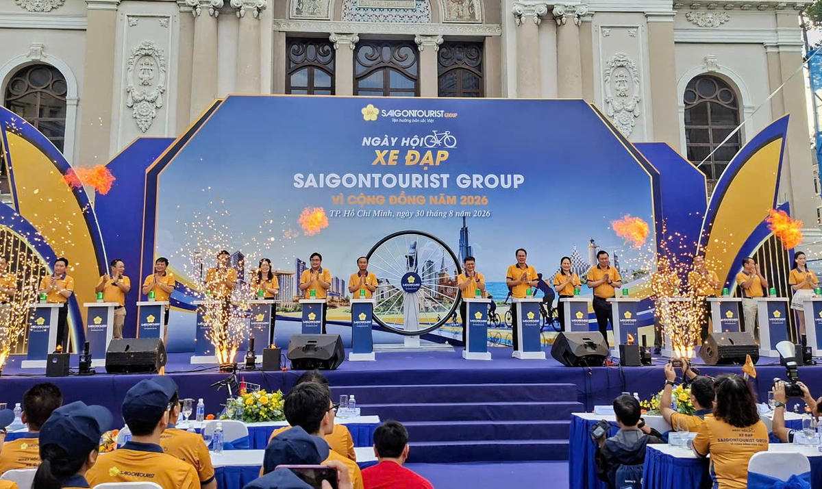 Các đại biểu thực hiện nghi thức khai mạc Ngày hội xe đạp vì cộng đồng năm 2026. Ảnh: S.X