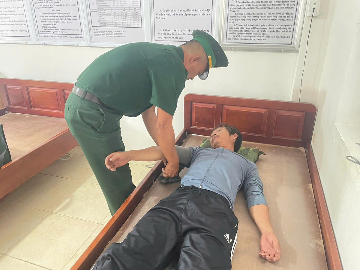 2 ngư dân được quân y Đồn Biên phòng chăm sóc sức khỏe. Ảnh: BP.