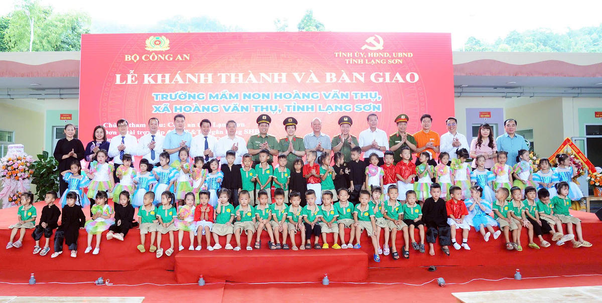 Thiếu tướng Nguyễn Hồng Nguyên cùng các đại biểu, thầy, cô giáo và các em học sinh Trường Mầm non Hoàng Văn Thụ. (Ảnh: Anh Chiến)