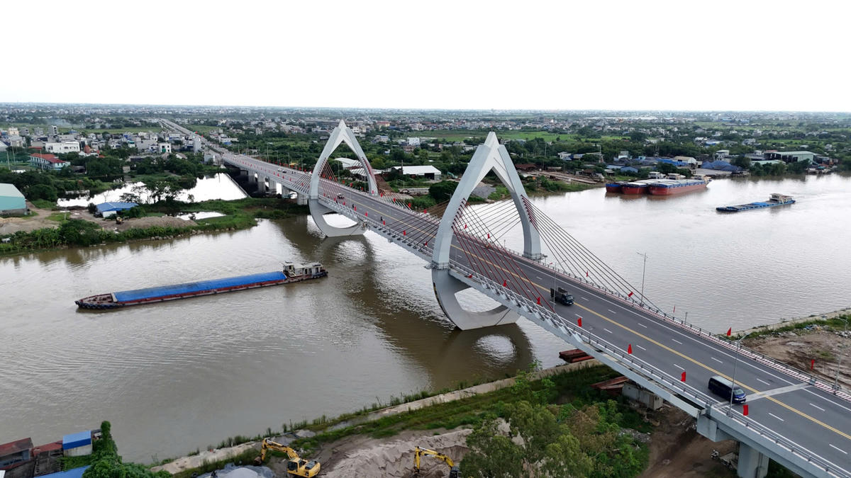Theo Ban Quản lý dự án đầu tư xây dựng số 2 tỉnh Ninh Bình, liên hoàn dự án cầu đường trên gồm 3 dự án: cầu Thiên Trường, dài 1km, vốn đầu tư 1.200 tỷ đồng, nối trung tâm phường Nam Định, vượt sông Đào nối với đường trục phía nam sông; dự án Đường trục phía nam sông Đào, dài 6,57 km, nối cầu Thiên Trường với điểm đầu dự án đường bộ mới Nam Định - Lạc Quần - đường bộ ven biển, vốn đầu tư 1.499 tỷ đồng (cùng do UBND thành phố Nam Định trước đây làm chủ đầu tư); dự án đường bộ mới Nam Định - Lạc Quần - Đường bộ ven biển, dài gần 25 km, nối từ đường trục phía nam sông Đào với vùng biển phía đông tỉnh Ninh Bình (tại nút giao với Quốc lộ 37, thuộc địa phận xã Giao Ninh, vốn đầu tư 6.400 tỷ đồng, do UBND tỉnh Nam Định trước đây làm chủ đầu tư. Trong ảnh: Cầu Thiên Trường bắc qua sông Đào, được khánh thành vào ngày 19/5/2025. Ảnh: Duy Hưng