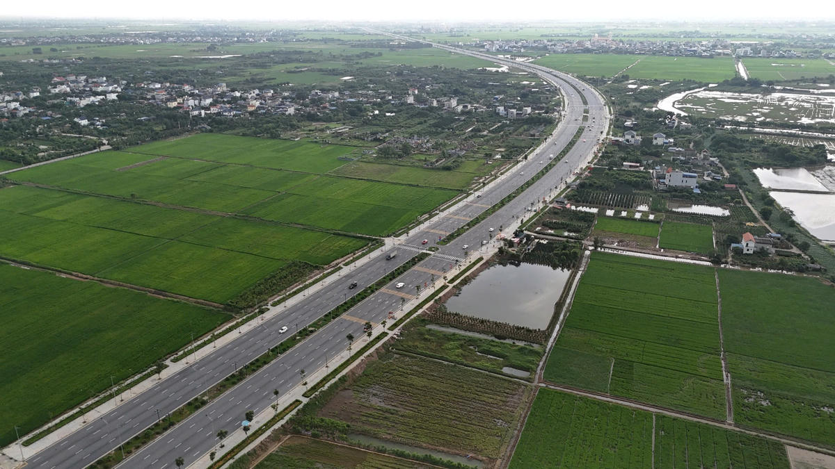 Thành phần quan trọng trong liên hoàn dự án cầu đường vốn đầu tư gần 10.000 tỷ đồng trên là tuyến đường bộ mới Nam Định - Lạc Quần - Đường ven biển.  Theo Ban Quản lý dự án đầu tư xây dựng số 2 tỉnh Ninh Bình, tuyến đường  được tỉnh Nam Định trước đây (nay là Ninh Bình) khởi công vào ngày 24/12/2022, hoàn thành xây dựng, đưa vào khai thác từ tháng 12/2025, dài gần 25 km, tổng vốn đầu tư 6.400 tỷ đồng. Ảnh: Duy Hưng.   