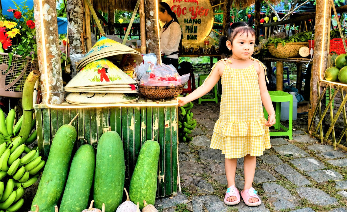 Những em nhỏ check in tại gian hàng chợ quê Lộc Yên. Ảnh: Chí Đại.