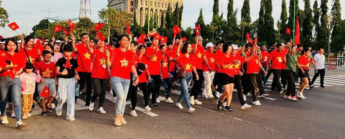 Đông đảo người dân tỉnh Lâm Đồng, tham dự chương trình “Cùng Việt Nam tiến bước” năm 2026.