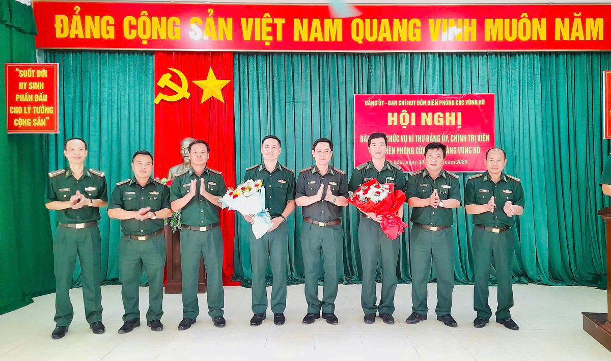 Lãnh đạo Ban Chỉ huy Bộ đội Biên phòng và các đơn vị chúc mừng 2 đồng chí. Ảnh: Xuân Điền.