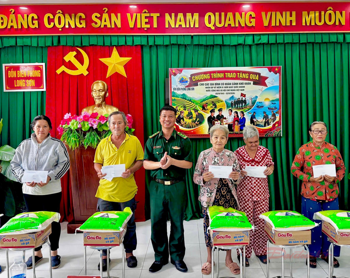 TPHCM trao quà, động viên hộ dân khó khăn dịp Tết Độc lập
