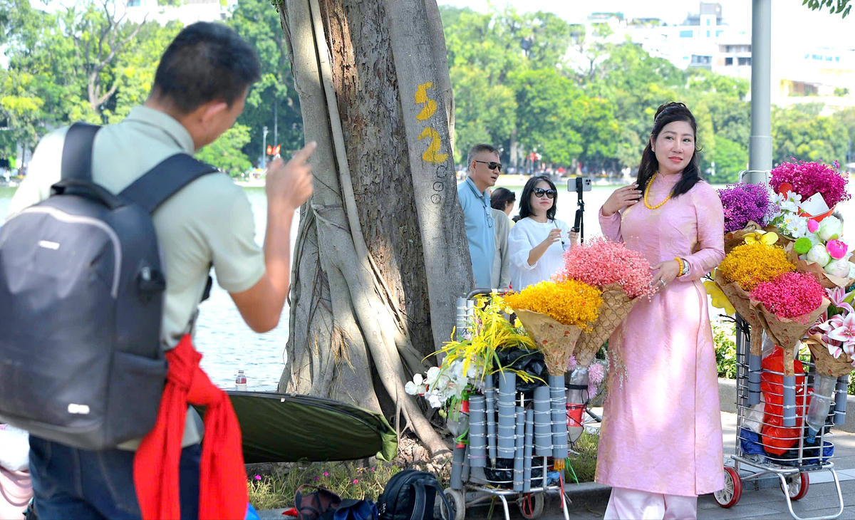 Những ngày nghỉ lễ Quốc khánh, hồ Hoàn Kiếm không chỉ là một điểm đến, mà còn là nơi lưu giữ những khoảnh khắc bình dị, gần gũi về một Hà Nội thanh bình, thân thiện và tràn đầy sức sống.