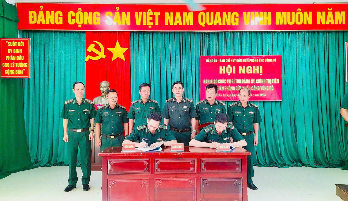 Thiếu tá Vũ Lý Huỳnh và Thiếu tá Lê Minh Thao ký biên bản bàn giao. Ảnh: Xuân Điền