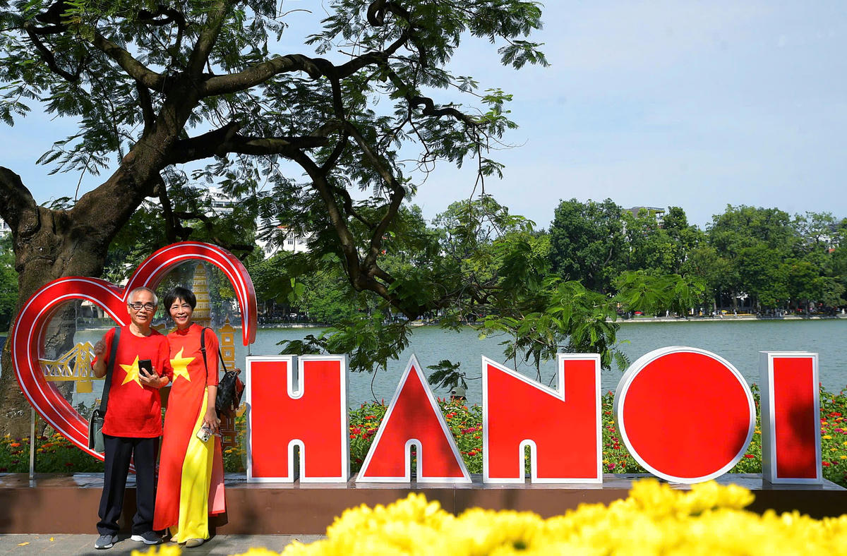 Giữa dòng người đông đúc, mỗi người tìm cho mình một khoảng không gian riêng để tận hưởng ngày nghỉ, trò chuyện cùng bạn bè, gặp gỡ người thân và cảm nhận nhịp sống của thành phố.