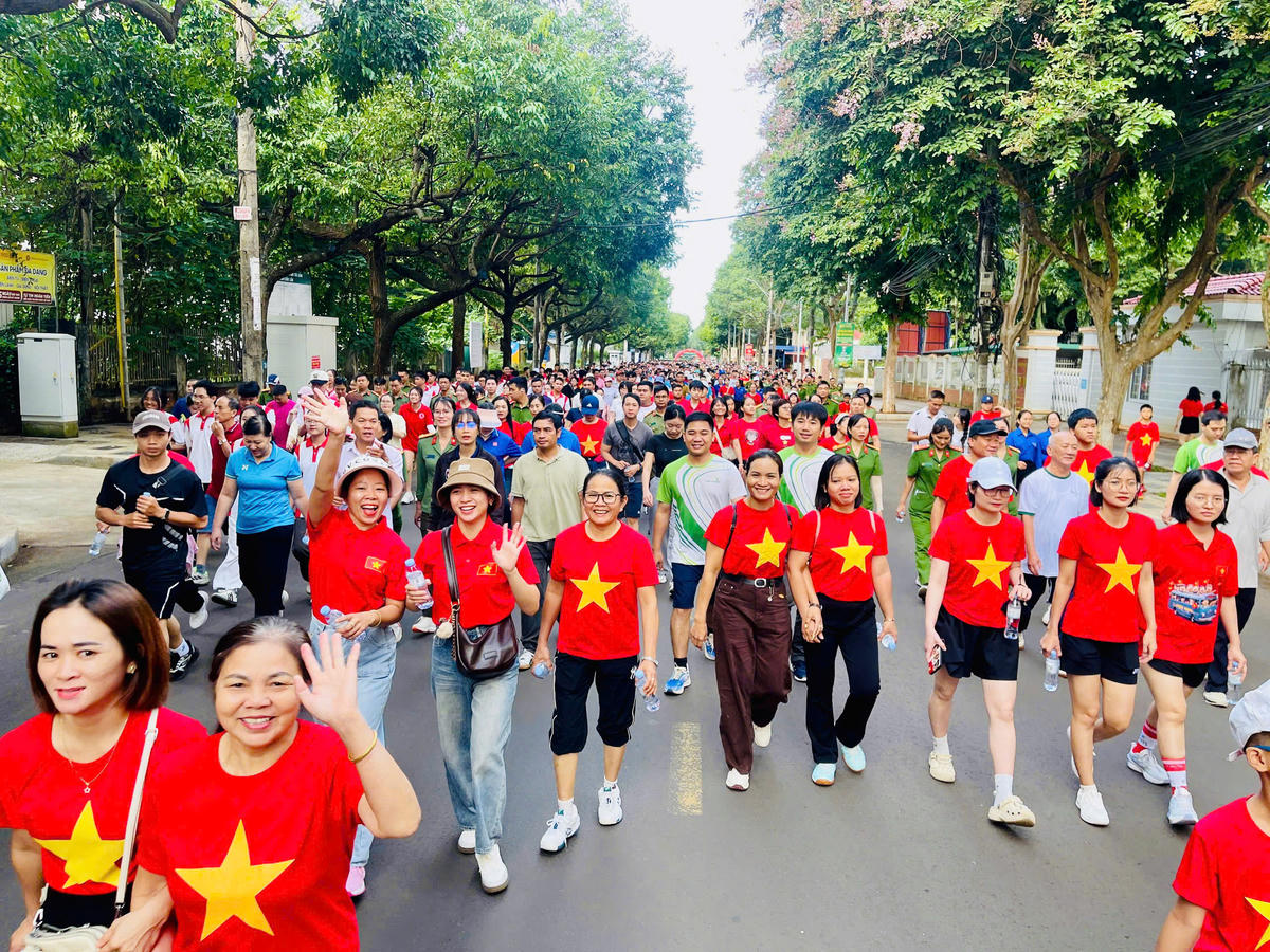 Người  dân tham gia đi bộ với cự ly 2 km qua các tuyến đường trung tâm phường Buôn Ma Thuột. Ảnh: CL.
