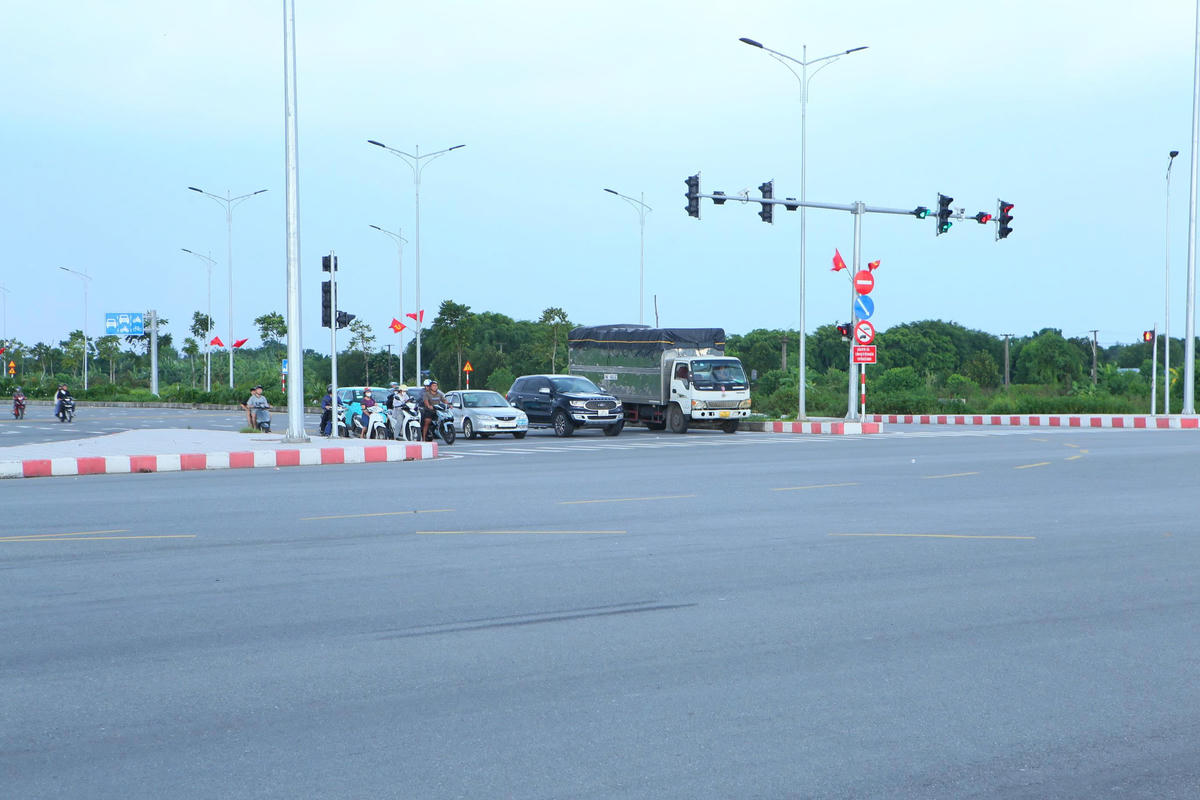 Trong kỳ nghỉ lễ Quốc khánh 2-9 năm nay, lưu lượng phương tiện lưu thông trên tuyến đường bộ mới Nam Định - Lạc Quần - Đường ven biển tăng cao. Trong ảnh: Người điều khiển phương tiện giao thông chấp hành tín hiệu đèn đỏ trên đường. Ảnh: Duy Hưng. 