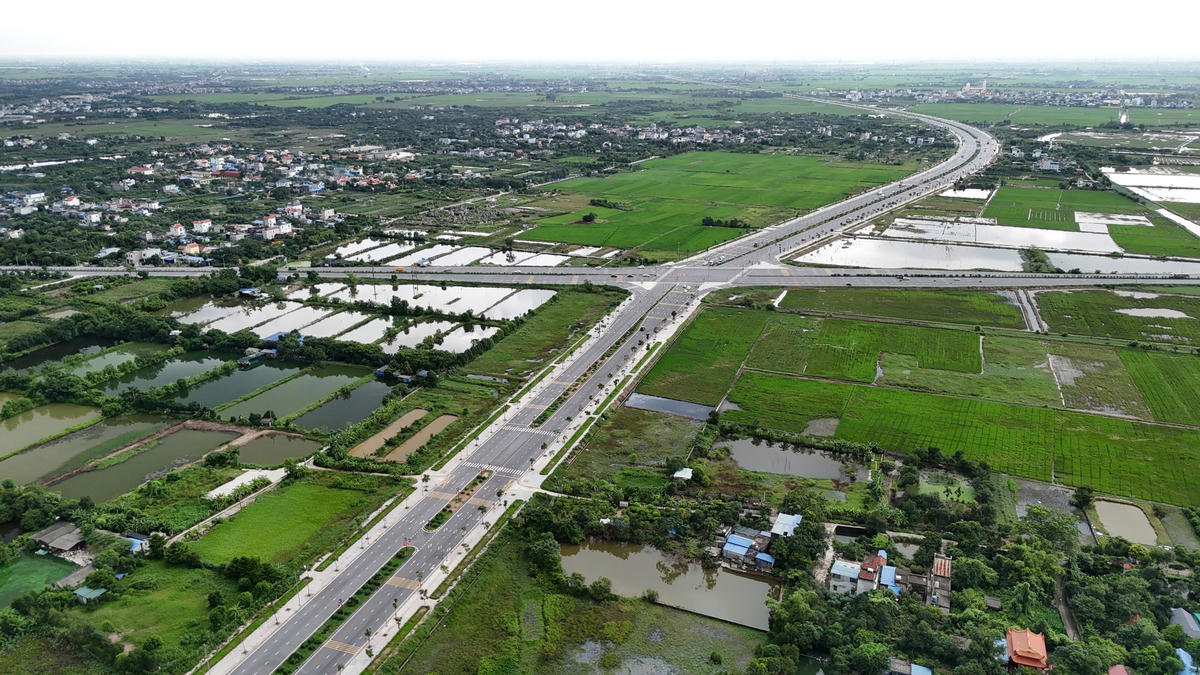 Theo Phó Chủ tịch UBND tỉnh Ninh Bình Nguyễn Cao Sơn, liên hoàn 3 dự án cầu Thiên Trường, đường trục phía nam sông Đào, Đường bộ mới Nam Định - Lạc Quần - Đường ven biển là công trình hạ tầng giao thông chiến lược, có vai trò quan trọng trong kết nối giữa trung tâm đô thị Nam Định với khu vực kinh tế biển của tỉnh, kết nối với nhiều dự án giao thông chiến lược khác như tuyến cao tốc Ninh Bình - Hải Phòng (đang thi công); cao tốc Phủ Lý - Nam Định (đang chuẩn bị đầu tư), các tuyến Quốc lộ 21, 21B, 37B, hàng loạt tuyến tỉnh lộ... không chỉ giúp giảm tải, điều tiết lưu lượng cho các tuyến đường hiện có mà còn mở ra những không gian phát triển mới cho Ninh Bình, tạo động lực thúc đẩy phát triển kinh tế xã hội, thu hút đầu tư, phát triển công nghiệp, đô thị, du lịch ở địa phương; tạo tiền đề để tỉnh đạt mục tiêu trở thành thành phố trực thuộc Trung ương vào năm 2030. Ảnh: Duy Hưng.