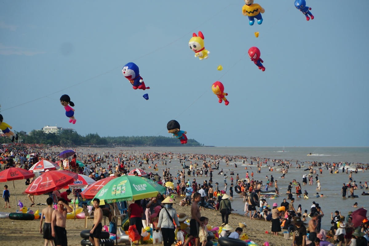 Bãi biển Sầm Sơn, nơi diễn ra festival thu hút đông du khách đến tắm và ngắm thả diều. Ảnh: Thanh Tùng