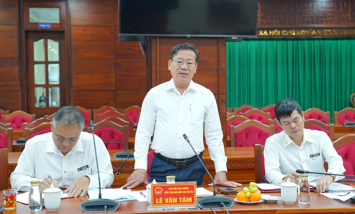 Phó Kiểm toán trưởng KTNN khu vực VIII Lê Văn Tám phát biểu tại Hội nghị. Ảnh: daklak.gov.vn