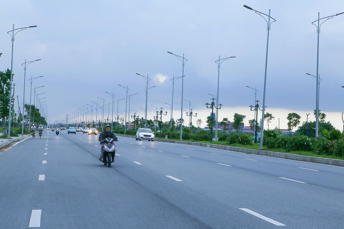 Đường có hệ thống đèn chiếu sáng hiện đại, lắp đặt đẹp mắt. Ảnh: Duy Hưng. 