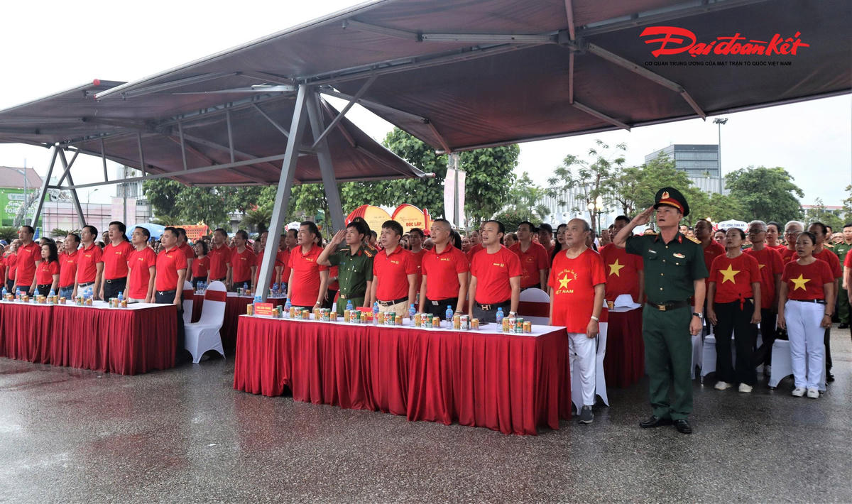Các đại biểu dự lễ chào cờ tại chương trình “Cùng Việt Nam tiến bước” năm 2026.