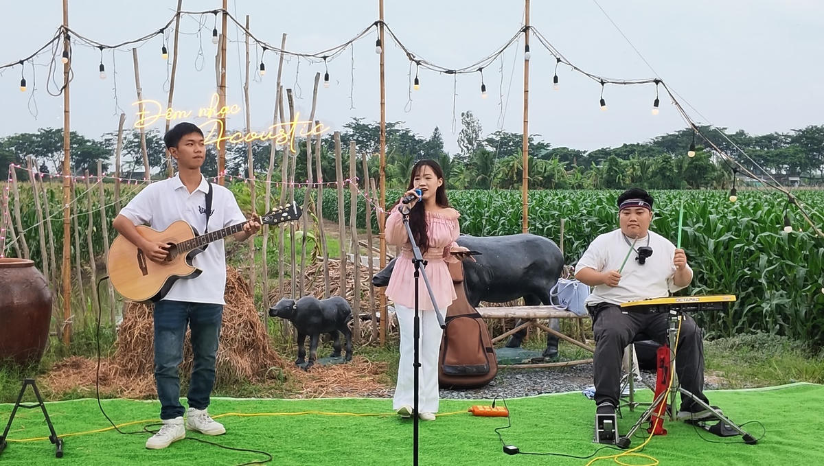Giao lưu nhạc acoustic tại Chợ phiên Xóm Rẫy phục vụ dịp lễ 2/9. (Ảnh: Tín Nhiệm).
