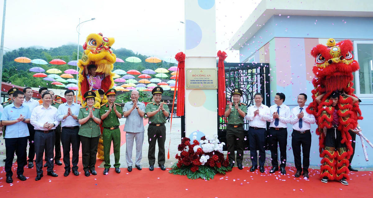 Ông Nguyễn Tất Thắng, Chủ tịch HĐQT T&T Group (thứ 6, từ trái qua) cùng các đại biểu cắt băng khánh thành Trường Mầm non Hoàng Văn Thụ. (Ảnh: Anh Chiến)