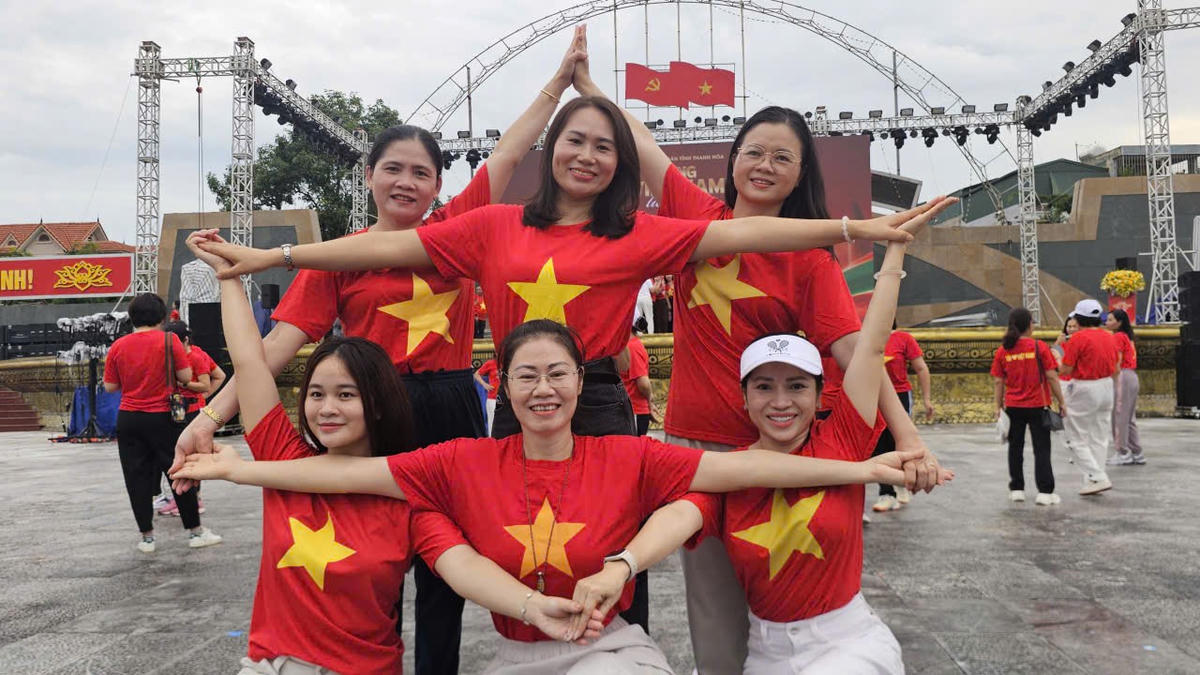 Cờ đỏ sao vàng rực rỡ trên nhiều tuyến phố ở xứ Thanh. Ảnh: Anh Tuấn