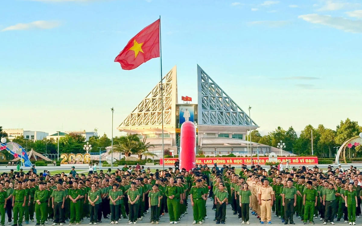 Đông đảo lực lượng tham dự chương trình“Cùng Việt Nam tiến bước” năm 2026, tại Quảng trường 16 tháng 4, phường Đông Hải.