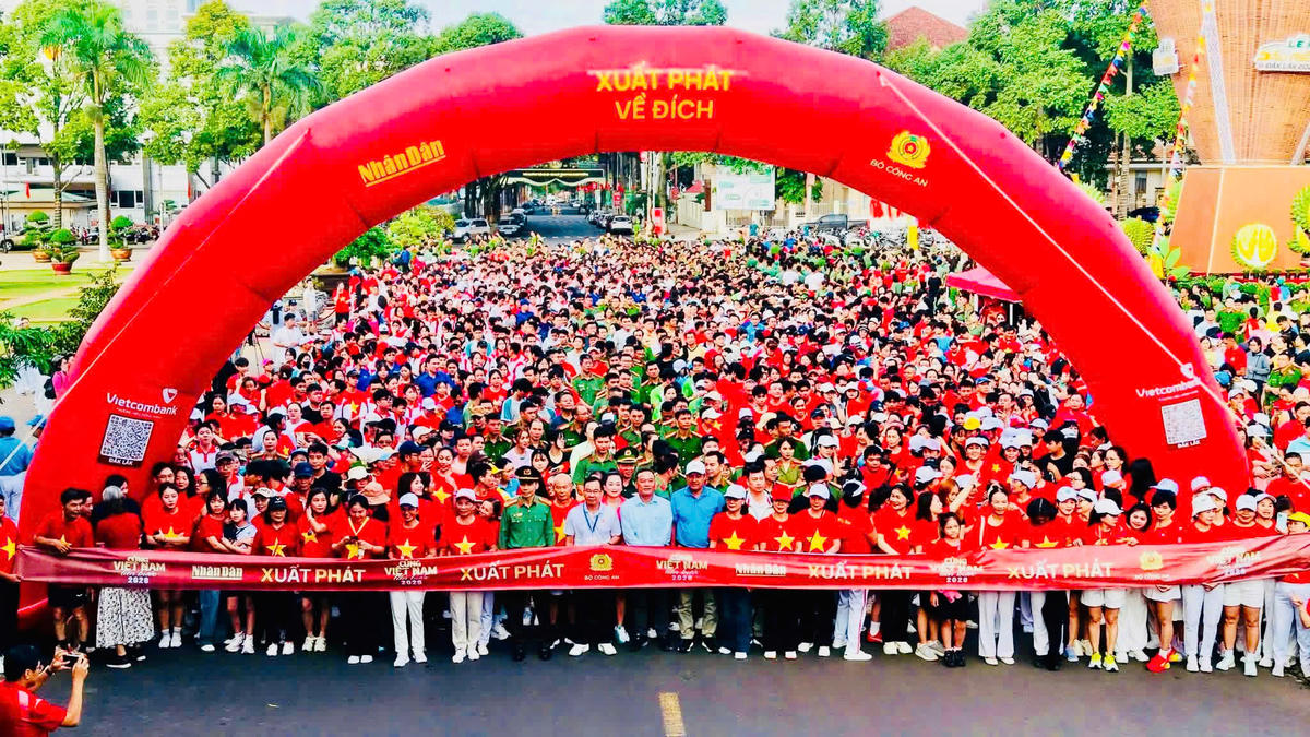 Cán bộ, chiến sĩ lực lượng vũ trang, cán bộ, công chức, viên chức, đoàn viên, thanh niên, học sinh, sinh viên và các tầng lớp nhân dân tham gia chương trình đi bộ “Cùng Việt Nam tiến bước” năm 2026. Ảnh: VH.