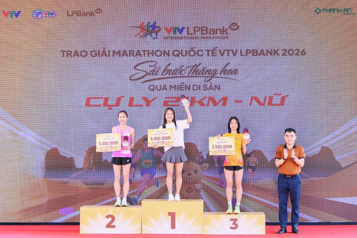 Ông Hồ Nam Tiến - Chủ tịch HĐQT LPBank trao giải cho top 3 cự ly 21 km nữ.