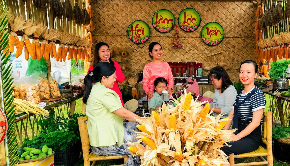 Du khách, người dân tham quan gian hàng chợ quê Lộc Yên. Ảnh: Tấn Thành.