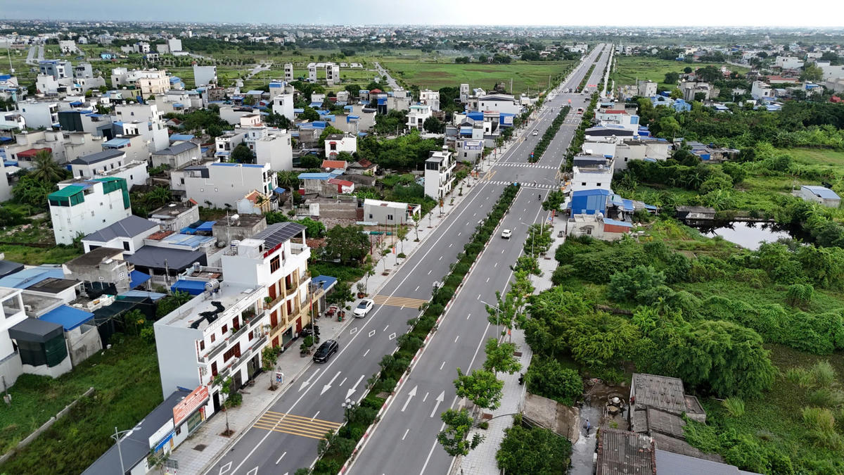 Đường trục phía nam sông Đào dài 6,57 km, nối cầu Thiên Trường với đường bộ mới Nam Định - Lạc Quần - Đường bộ ven biển (tại nút giao QL.21B). Đường được thiết kế theo quy mô đường phố chính đô thị, mặt đường 8 làn xe. Ảnh: Duy Hưng