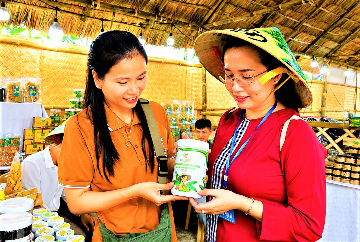 Người dân lựa chọn mua các sản phẩm tại chợ quê Lộc Yên. Ảnh: Tấn Thành.